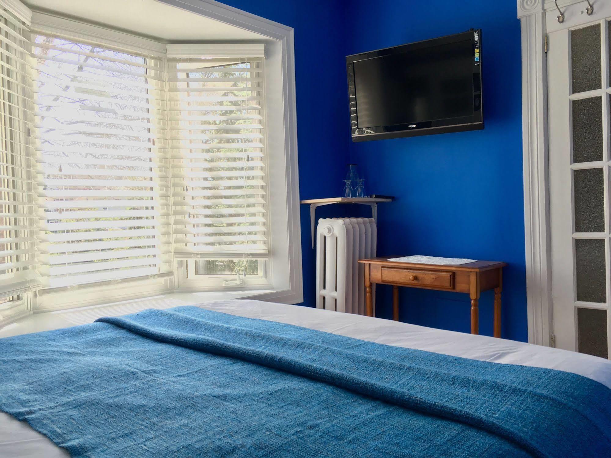 Bed & Breakfast Ellis House 2*
